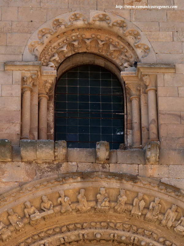 VENTANAL SOBRE LA PORTADA NORTE